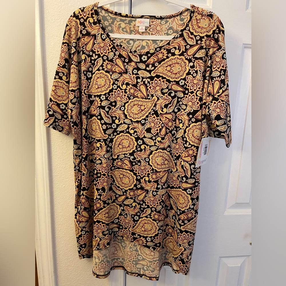 NWT LuLaRoe IRMA HI-LOW SHORT SLEEVE TOP. Size M.